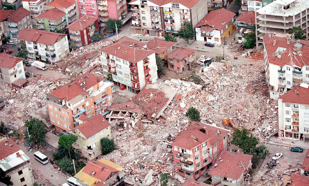 Последствия землетрясения в Измите в середине августа 1999 года. В городе и его окрестностях было разрушено более 100 тыс. зданий, которые не подлежали восстановлению