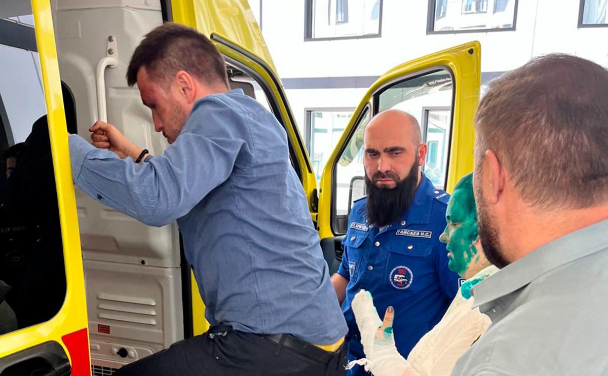 Александр Немов и Елена Милашина садятся в машину скорой помощи