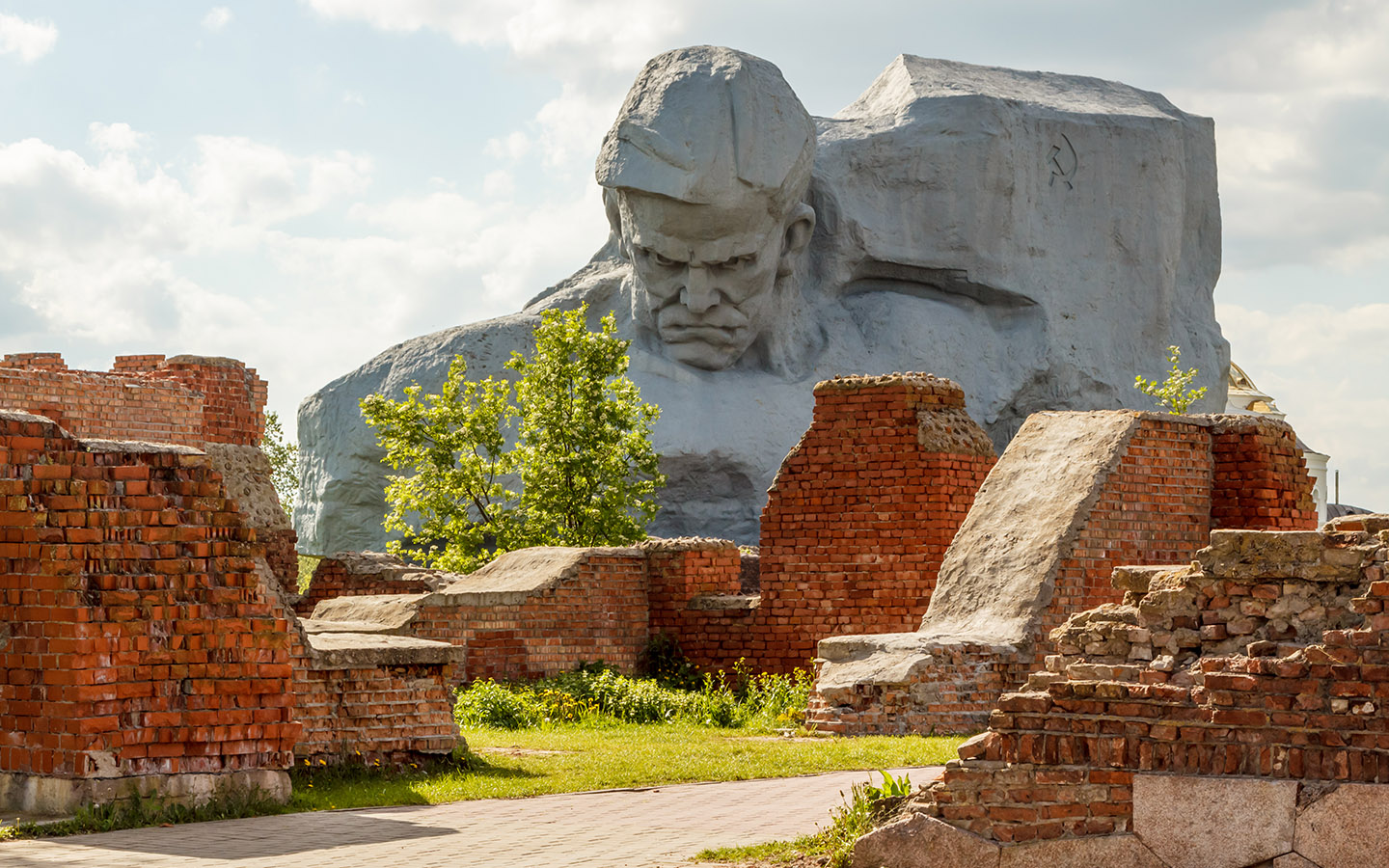 Главный монумент «Мужество» в мемориальном комплексе «Брестская крепость-герой»