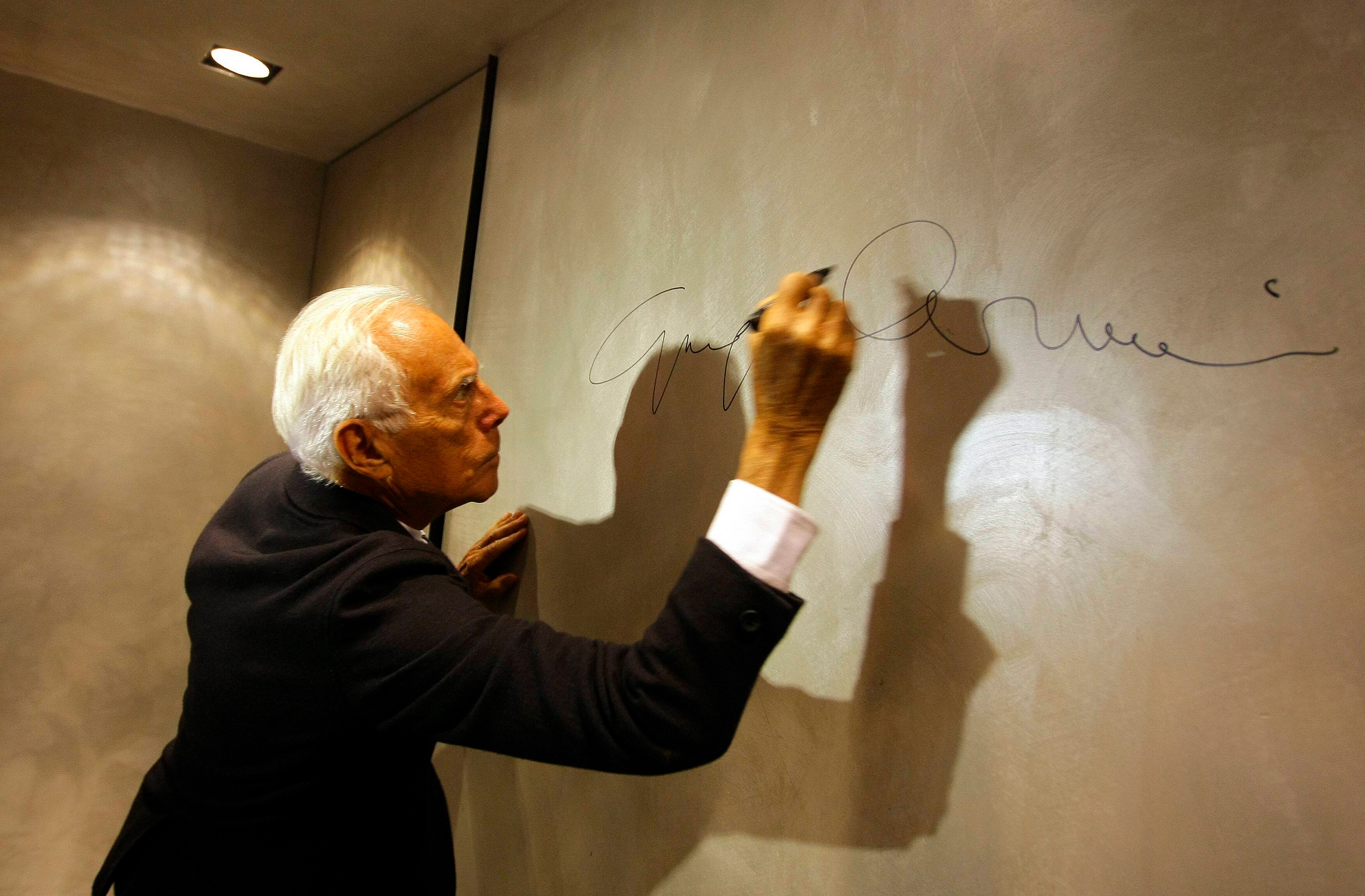 До конца жизни Джорджо Армани оставался единоличным &laquo;королем&raquo; своей модной империи: и креативным директором, и CEO, и единственным владельцем бренда. Он лично контролировал многое из того, что выпускалось под его именем, поскольку хотел быть уверенным, что оно &laquo;не идет вразрез с его собственным видением&raquo;.

&laquo;Сказать, что он все хочет делать сам,&nbsp;&mdash; не сказать ничего. Я помню, как во время одной из примерок он отослал швею прочь, опустился на колени и собственноручно начал подбивать подол моего платья&raquo;,&nbsp;&mdash; рассказывала актриса Кейт Бланшетт.