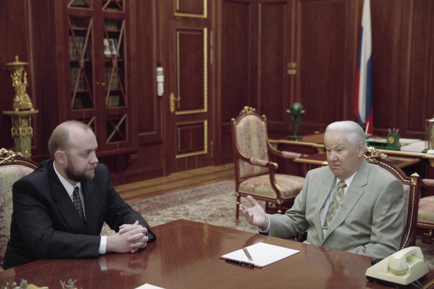 Президент России Борис Ельцин и министр юстиции Павел Крашенинников (справа налево) во время плановой встречи в Кремле, 9 июля 1998 года