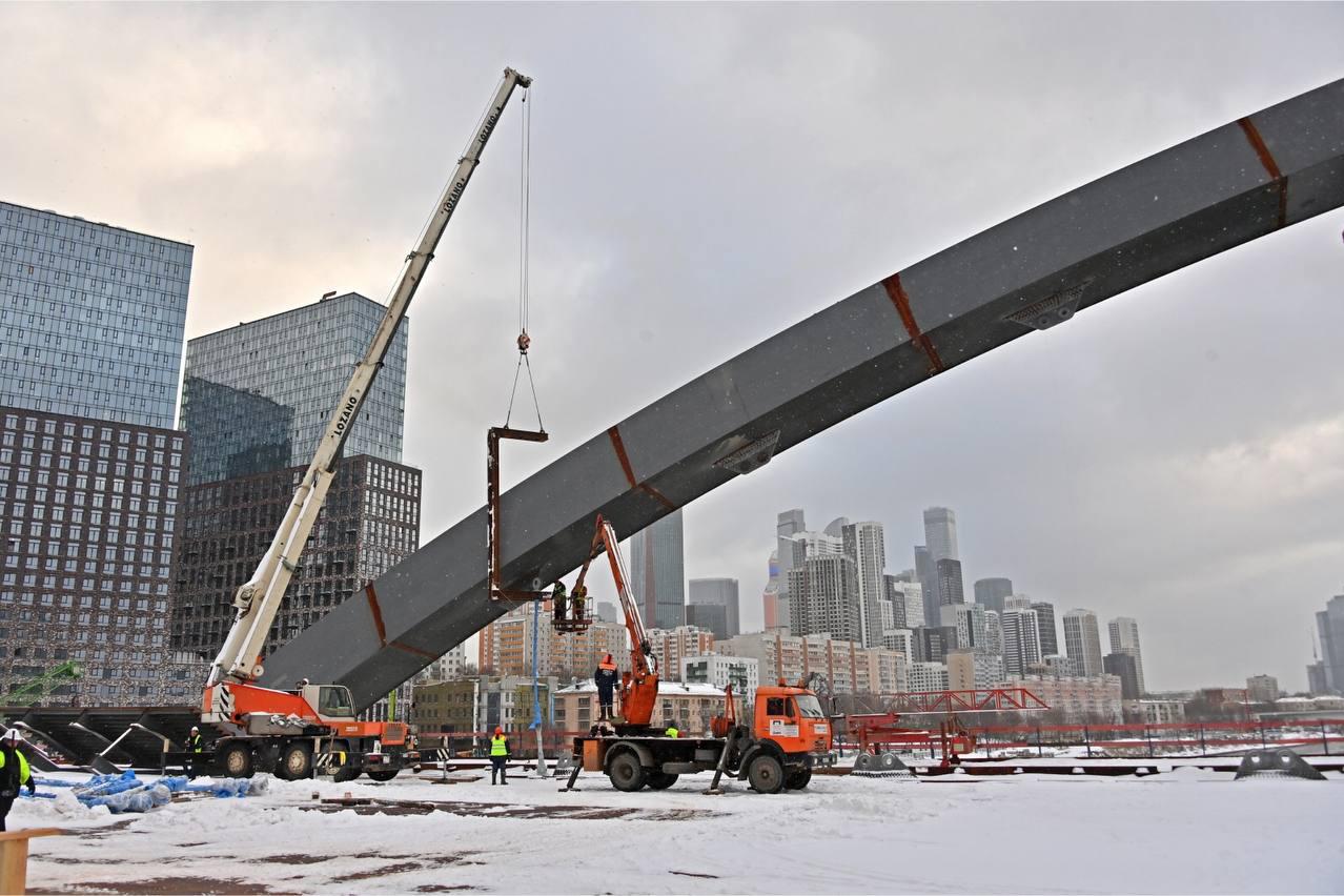 Мост был построен методом надвижки. Для этого в русле Москвы-реки на искусственных полуостровах разместили временные опоры