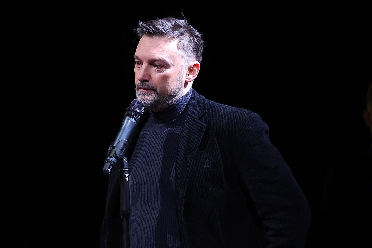 Александр Арсентьев во время прощания с актрисой Верой Алентовой в Московском драматическом театре имени А. С. Пушкина