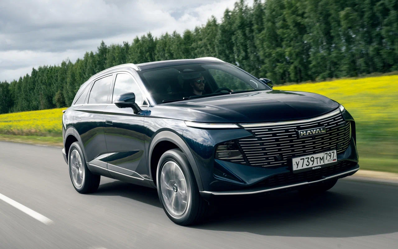 Haval F7. Доступен в переднеприводной версии 1.5 (150 л.с.) и полноприводной 2.0 (192 л.с.), обе с РКП7. Диапазон цен: 2 899 000&ndash;3 699 000 руб.