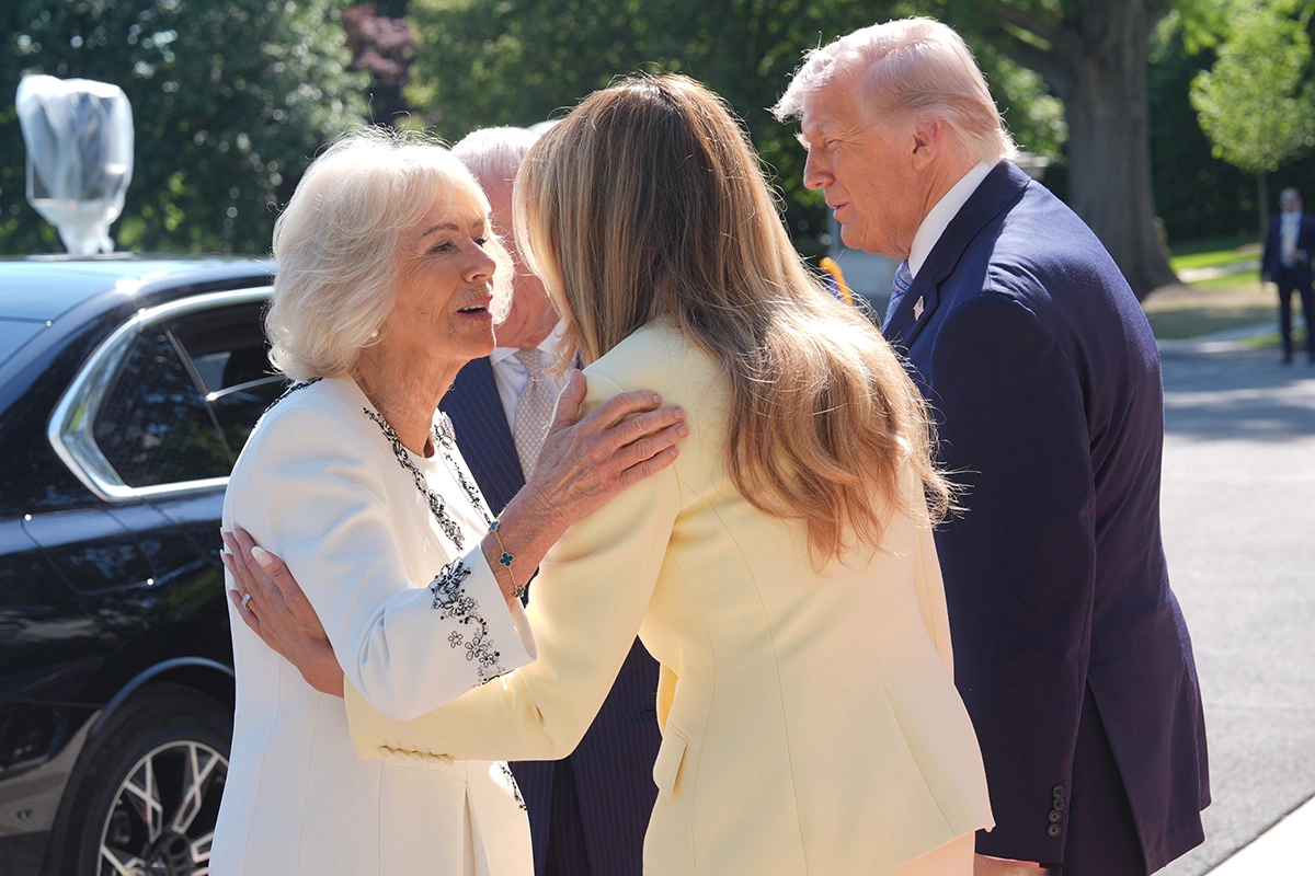 Дональд Трамп и первая леди Мелания Трамп приветствуют короля Великобритании Карла III и королеву Камиллу по прибытии в Белый дом в понедельник, 27 апреля 2026 года