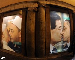 Benetton ликвидировал рекламу с поцелуем папы римского и имама