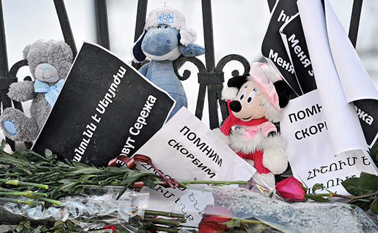 Цветы и&nbsp;игрушки в&nbsp;память о&nbsp;погибшем Сереже Аветисяне у здания посольства Армении в&nbsp;Москве. Архивное фото