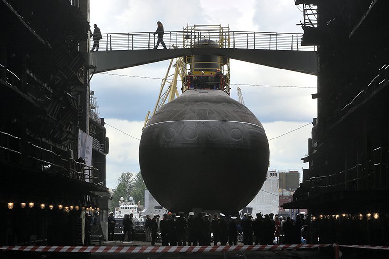 Спуск на воду дизель-электрической подводной лодки проекта 636.3 &laquo;Ростов-на-Дону&raquo; в Санкт-Петербурге, 2014 год