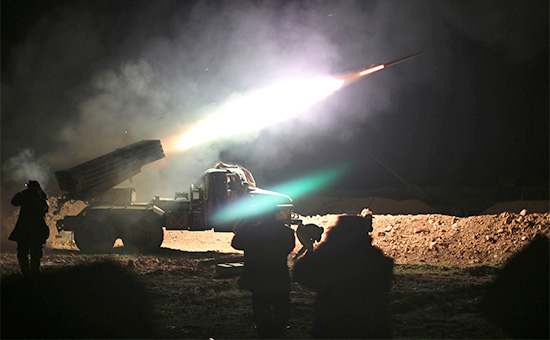 Солдаты сирийской армии производят залп реактивных снарядов


