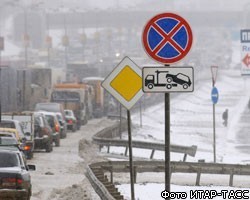 Снегопад парализовал движение в столице