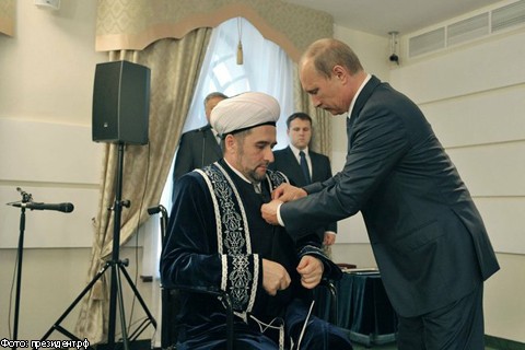 В.Путин вручил орден муфтию, выжившему при теракте