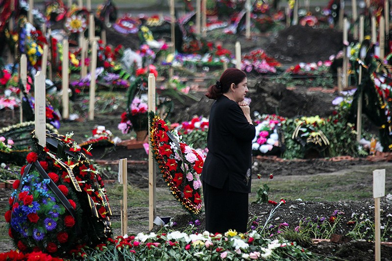 Родственница погибших в Беслане на городском кладбище сразу после похорон жертв трагедии. 6 сентября 2004 года 