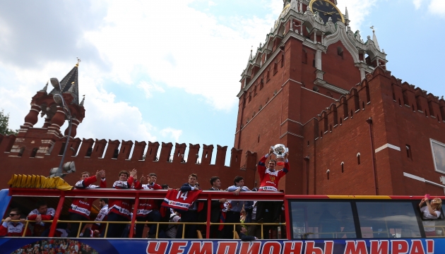 Форвард сборной России Александр Овечкин на фоне Кремля. Фото - ИТАР-ТАСС