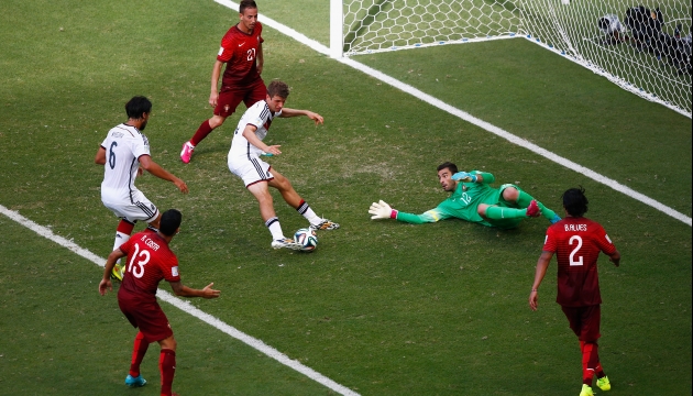 Томас Мюллер оформляет хет-трик в матче с Португалией