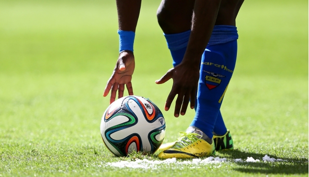Эквадорский игрок ставит мяч на отмеченное арбитром место при исполнении штрафного во время матча в группе Е Швейцария - Эквадор. 15 июня, Бразилиа, Бразилия.