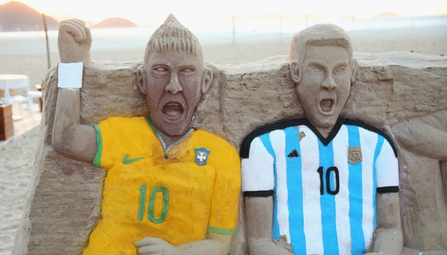 Скульптура из песка на  пляже Копакабана с изображением Неймара из команды Бразилии и Лионеля Месси из Аргентины (Фото Джулиан Финни / Getty Images)