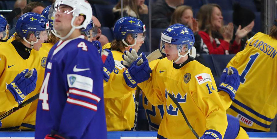 Хоккеисты молодежной сборной Швеции по хоккею празднуют заброшенную шайбу в полуфинале чемпионата мира с командой США