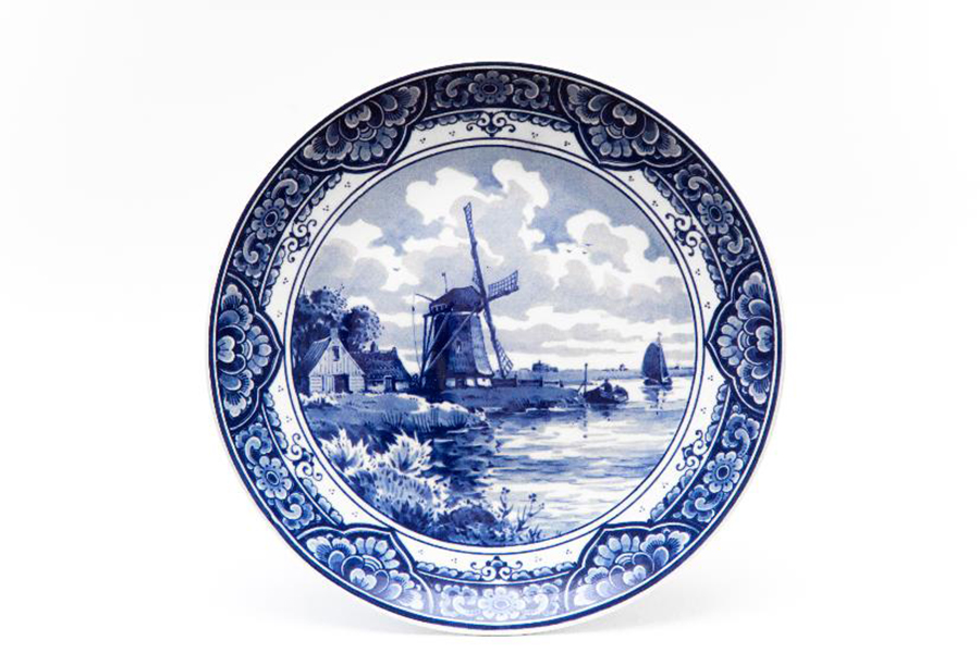 Фото: Керамическая тарелка «Royal Delft». Начальная цена 4 тысячи рублей