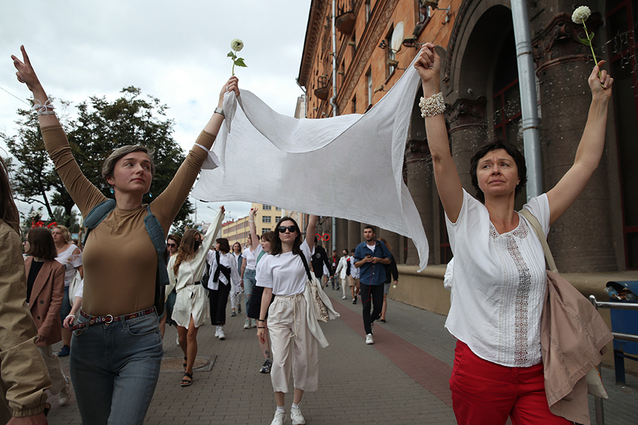 Похожие акции солидарности проходят по всему городу, например в Уручьи, цепь из женщин выстроилась и у станции метро &laquo;Каменная Горка&raquo;
&nbsp;
