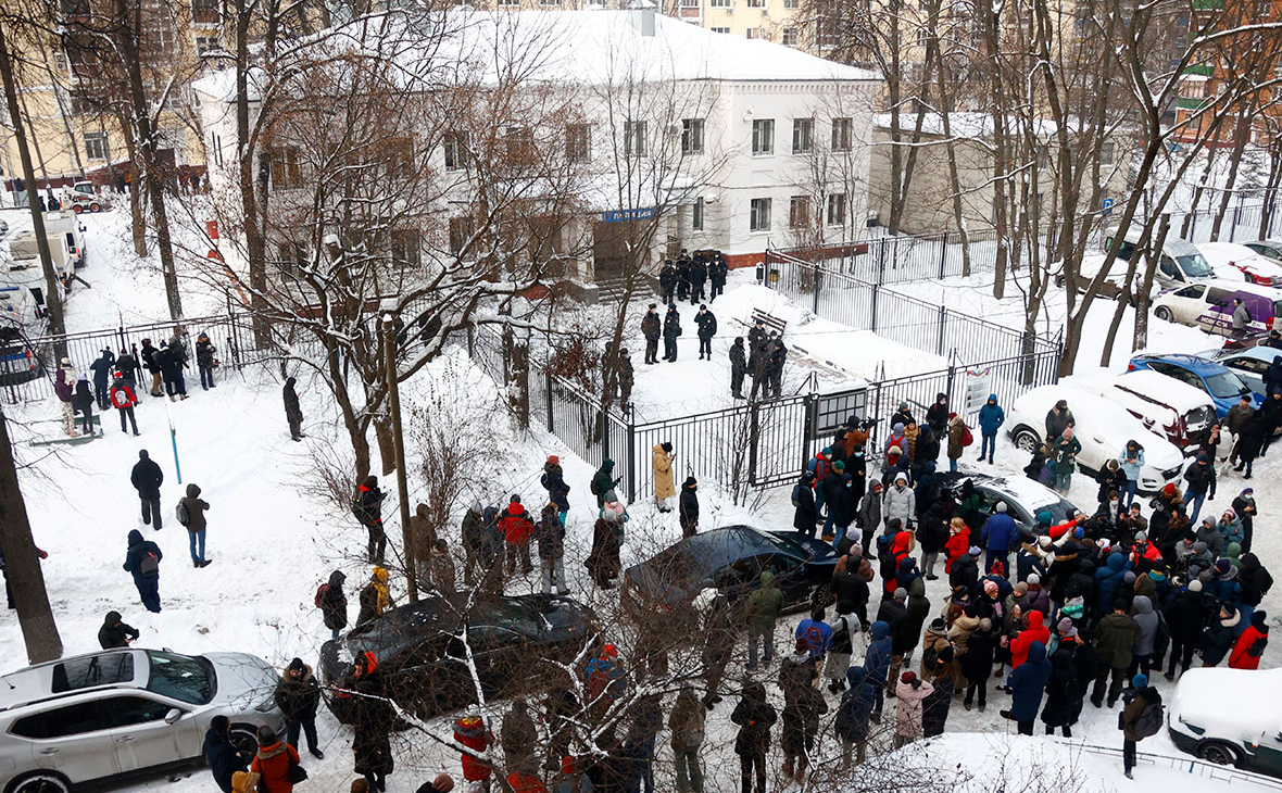Люди у здания второго отдела полиции управления МВД России по городу Химки