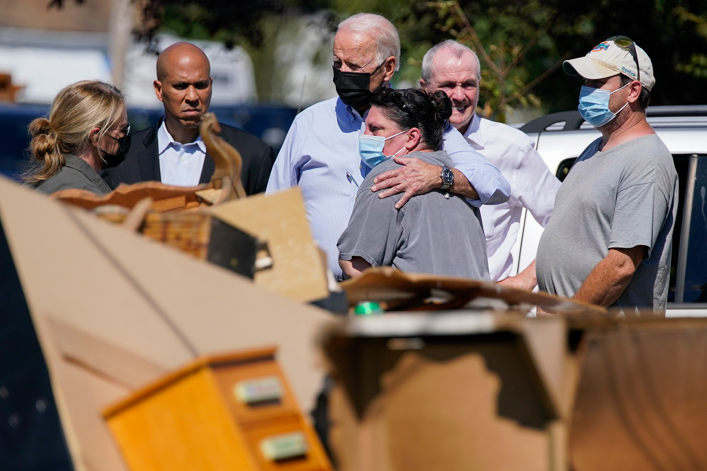 <p>В начале сентября президент США совершил поездку по районам, пострадавшим от <a href="https://www.rbc.ru/photoreport/30/08/2021/612cdec09a794782c50d0698">урагана &laquo;Ида&raquo;</a>.</p>

<p>На фото: Джо Байден (в центре), сенатор Кори Букер (второй слева) и губернатор Нью-Джерси Фил Мерфи (второй справа) в городе Мэвилл (Нью-Джерси) 7 сентября</p>