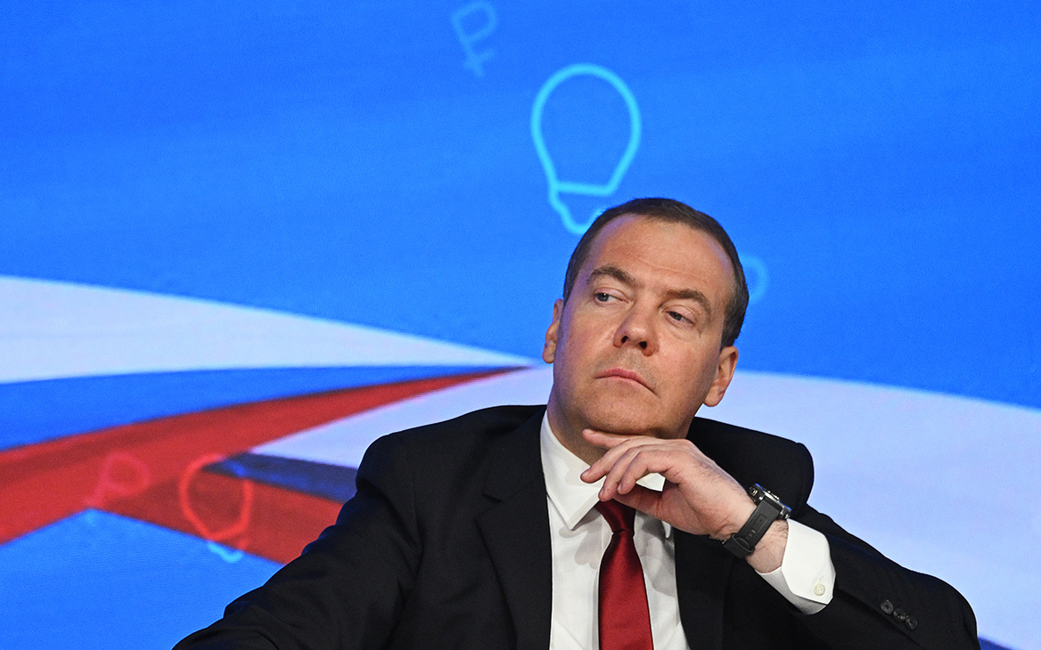 Медведев призвал «перестать миндальничать» с иноагентами