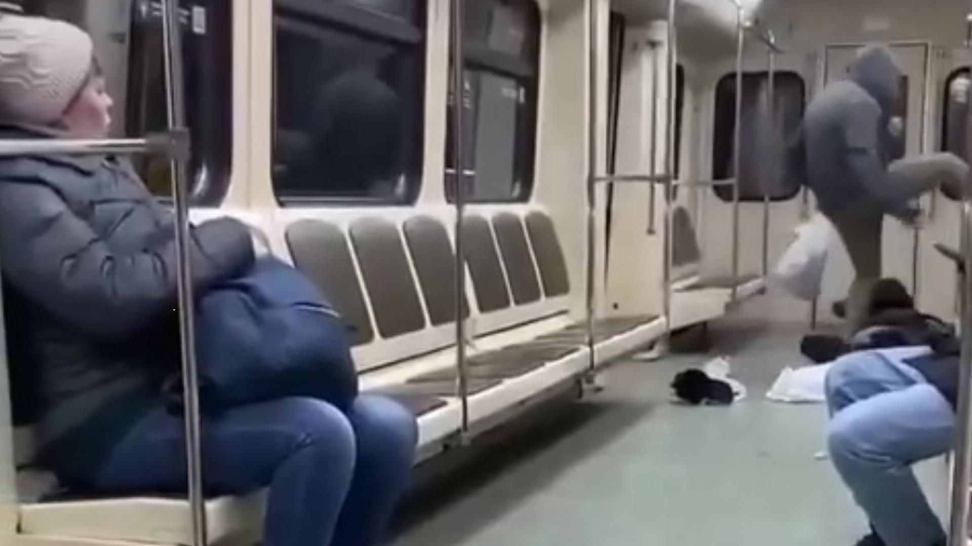 Полиция проверит видео с дракой в поезде московского метро