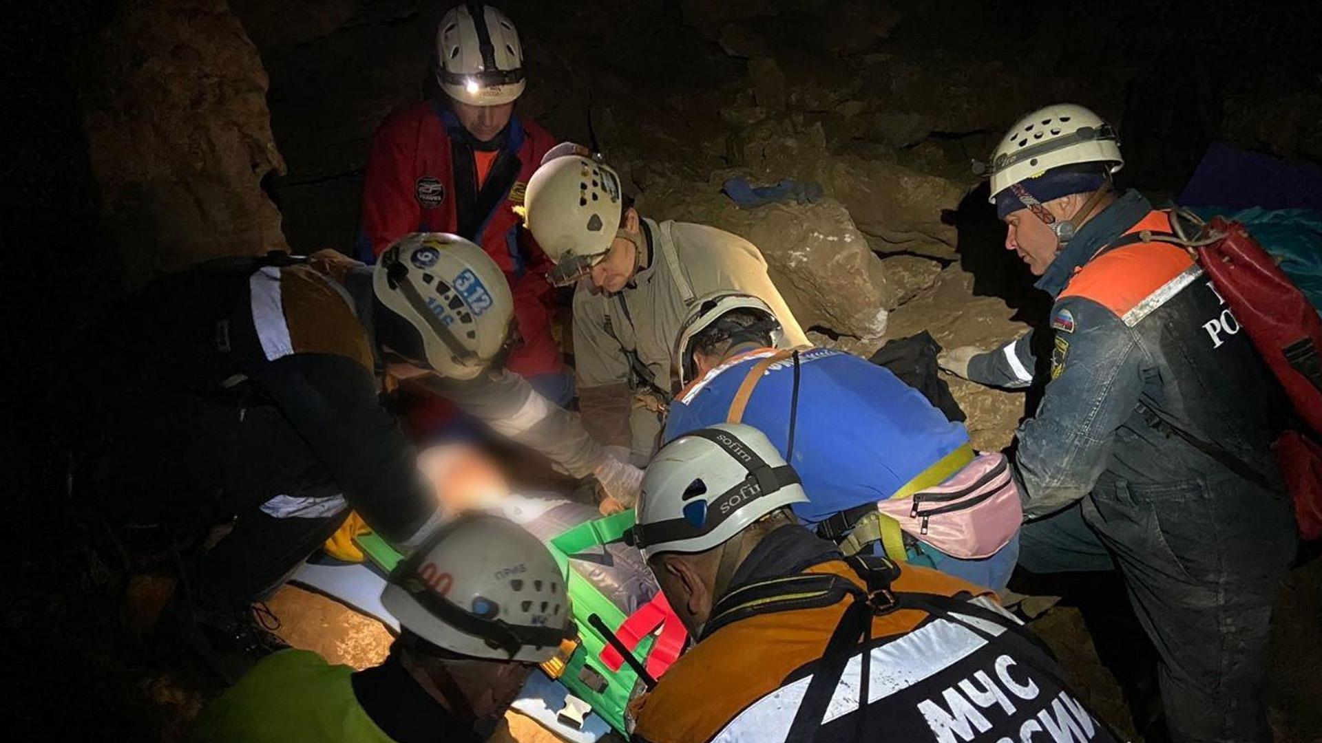 В пещере в Башкирии спасли упавшую с шестиметровой высоты девушку
