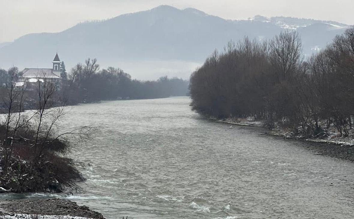 Река граница украины. Рахов река Тиса. Тису река Румыния. Река Тиса Украина Румыния. Река на границе Украины и Румынии.