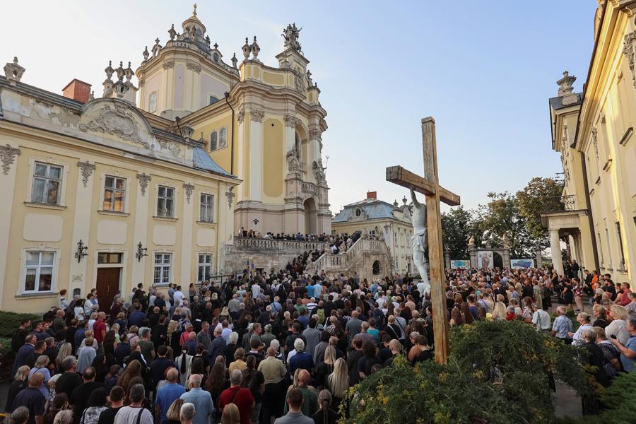 Люди стоят возле Львовского собора во время церемонии прощания с бывшим спикером украинского парламента Андреем Парубием