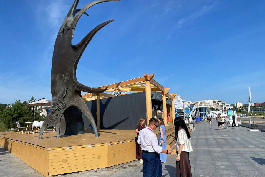 На стенде Забайкалья представлен объект &laquo;Солнечный миф&raquo;. Это образ&nbsp;&mdash; некий космический &laquo;портал&raquo; в виде элемента рога мифического лося, который у кочевников символизировал солнце.