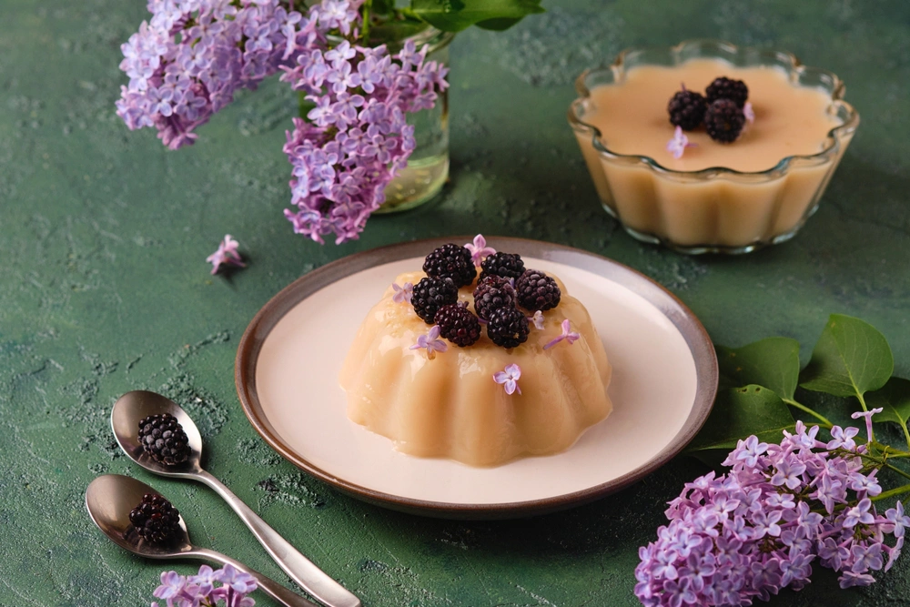 Чаще всего бланманже относят к французской кухне, хотя разные варианты блюда готовили практически повсеместно в средневековой Европе