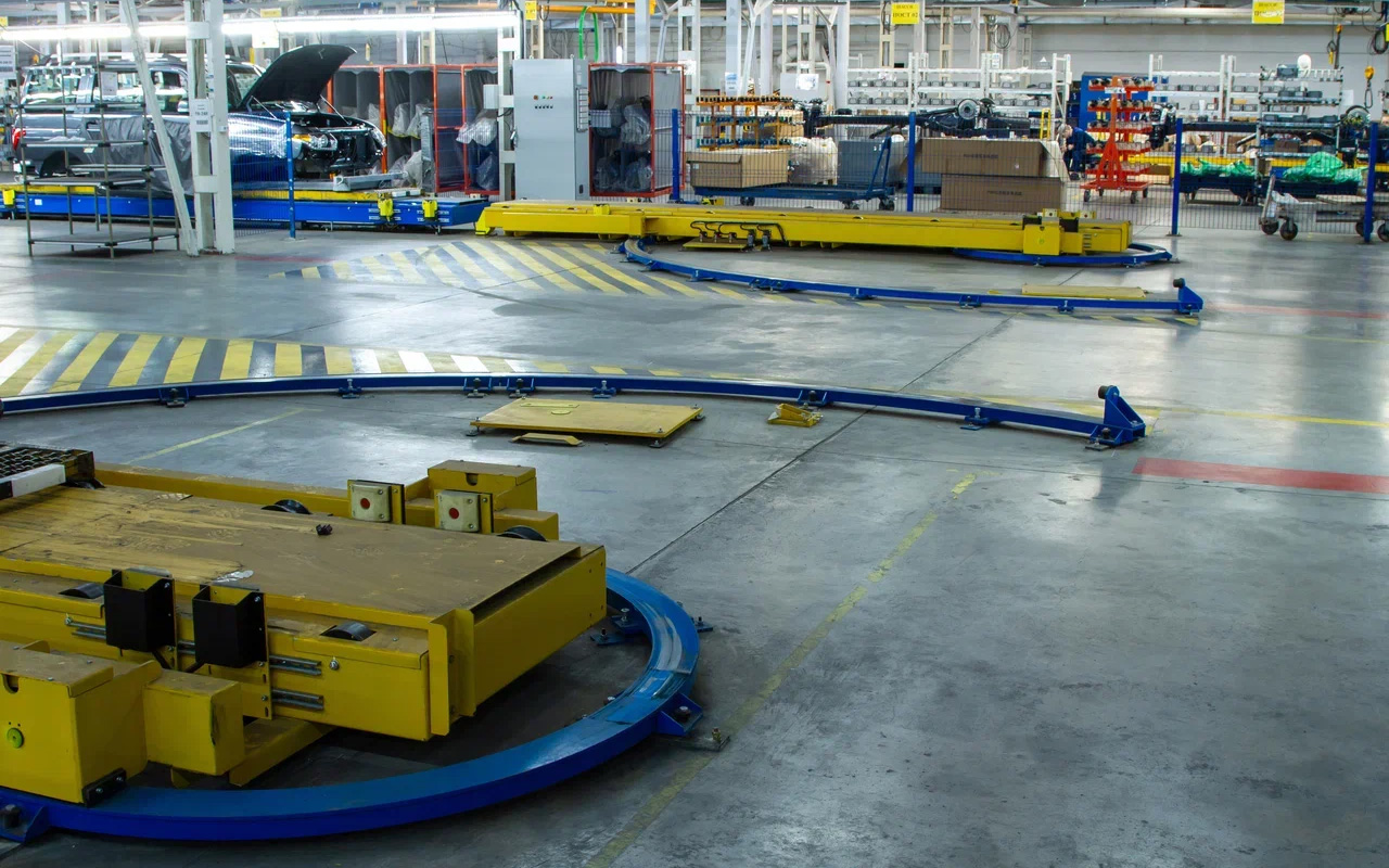 Между участками кузовной сборки кузов переносится с помощью этакого разводного моста. Сейчас «Патриот» поступит на дальнюю желтую секцию, и обе повернутся навстречу друг другу