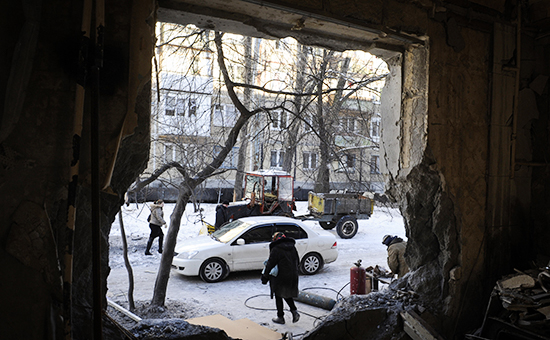 Жилой дом после артобстрела 8 января в Донецке