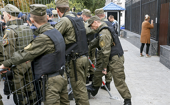 Военнослужащие Национальной гвардии Украины сдерживают демонстрантов у посольства России в Киеве



