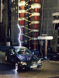 Mercedes-Benz CLK выдержал разряд в 1,4 млн вольт