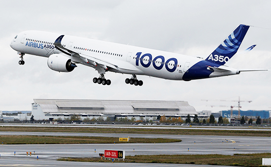 Самолет Airbus A350-1000 во&nbsp;время первого полета


