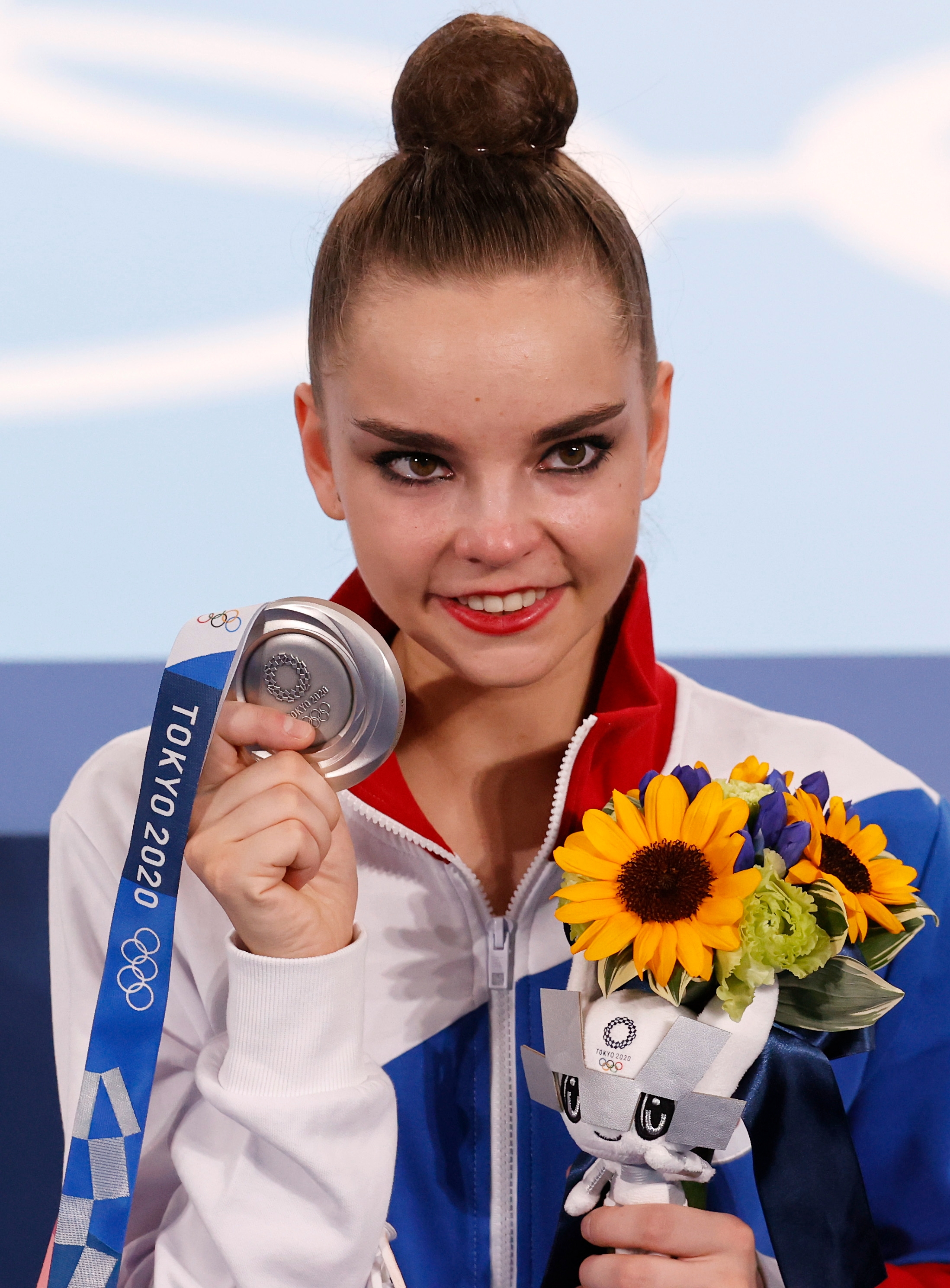 Дина Аверина выиграла серебряную медаль в личном многоборье по художественной гимнастике, уступив первому месту всего 0,150 балла. Российская делегация подавала протест на судейские оценки, однако он не был удовлетворен. Россия впервые с 1996 года не выиграла золотую медаль в художественной гимнастике