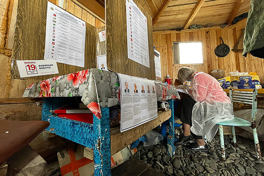 Досрочное голосование в здании маяка на побережье Ольского района, Магаданская область