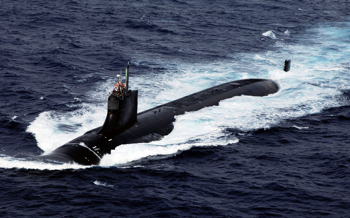 При ударе подлодки США о неизвестный объект пострадали 11 моряков