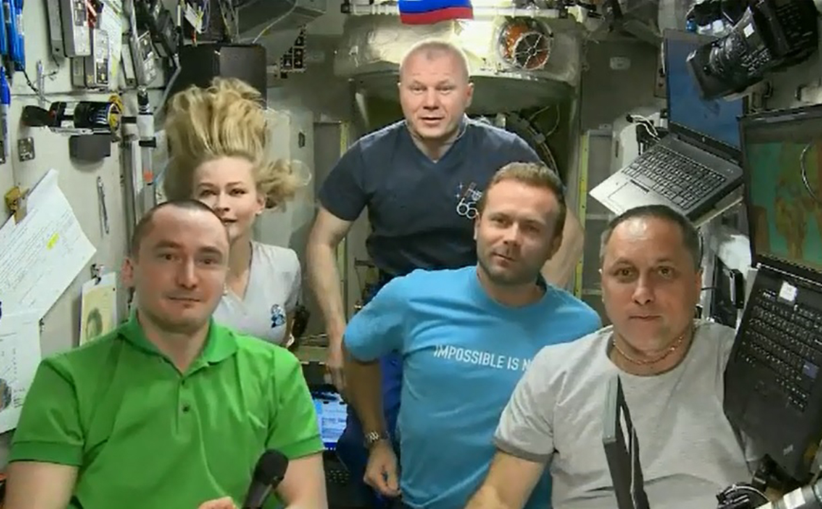Петр Дубров, Юлия Пересильд, Олег Новицкий, Клим Шипенко и Антон Шкаплеров (слева направо) на Международной космической станции