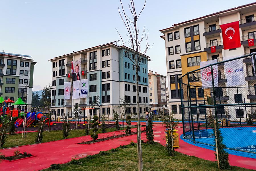 Новый квартал, построенный Управлением массового жилищного строительства (TOKI) для пострадавших от землетрясения в городе Ислахие