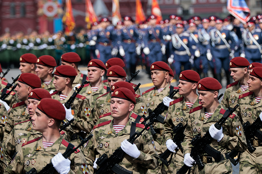 Парады пройдут еще в 28 российских городах, в общей сложности в них будут участвовать более 50 тыс. военных и около 1 тыс. единиц военной техники и вооружений, говорил министр. Некоторые регионы в этом году отменили парады из соображений безопасности.