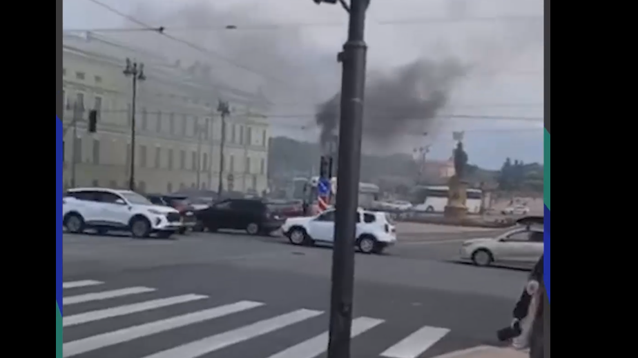 Трамвай загорелся на Суворовской площади в Петербурге. Видео