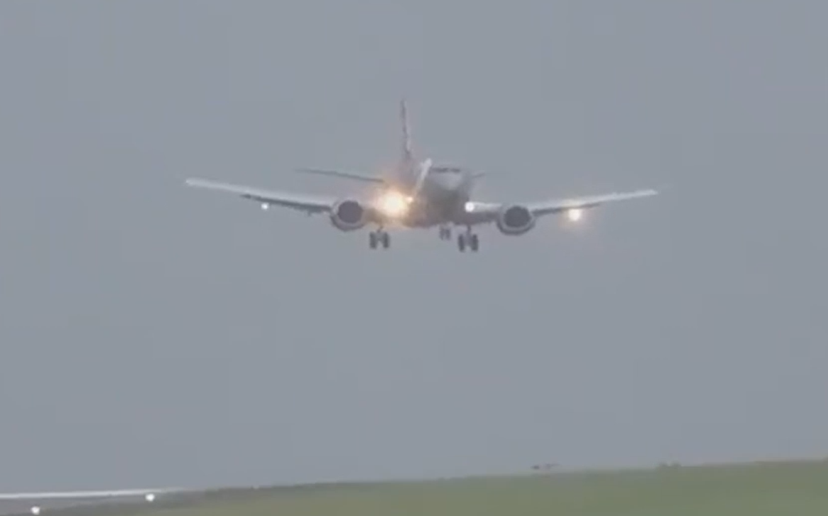 Sky News: самолет британской компании Jet2 едва не упал при посадке из-за шторма