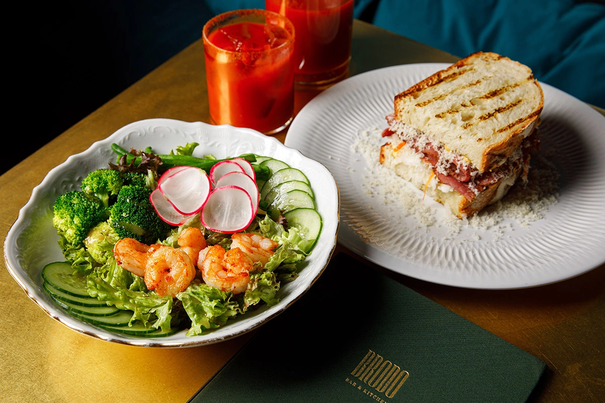 Большой сэндвич с пастрами, квашеной капустой и пармезаном, большой зеленый салат с овощами и соусом юдзу с креветками