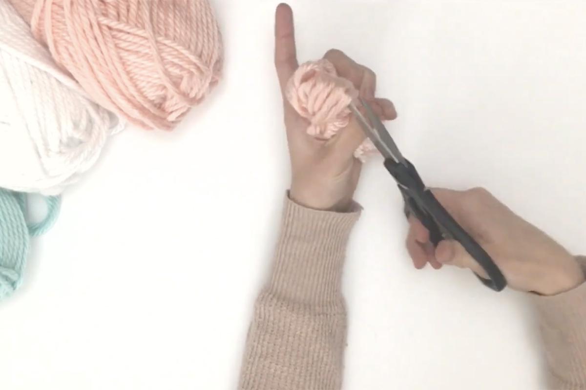 Как собрать новогоднюю гирлянду из помпонов