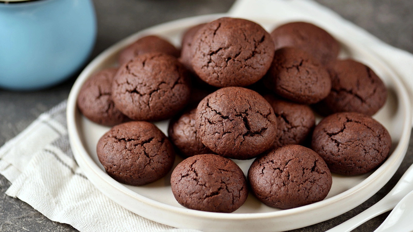 Шоколадное печенье с трещинками при желании можно дополнить посыпкой из сахарной пудры