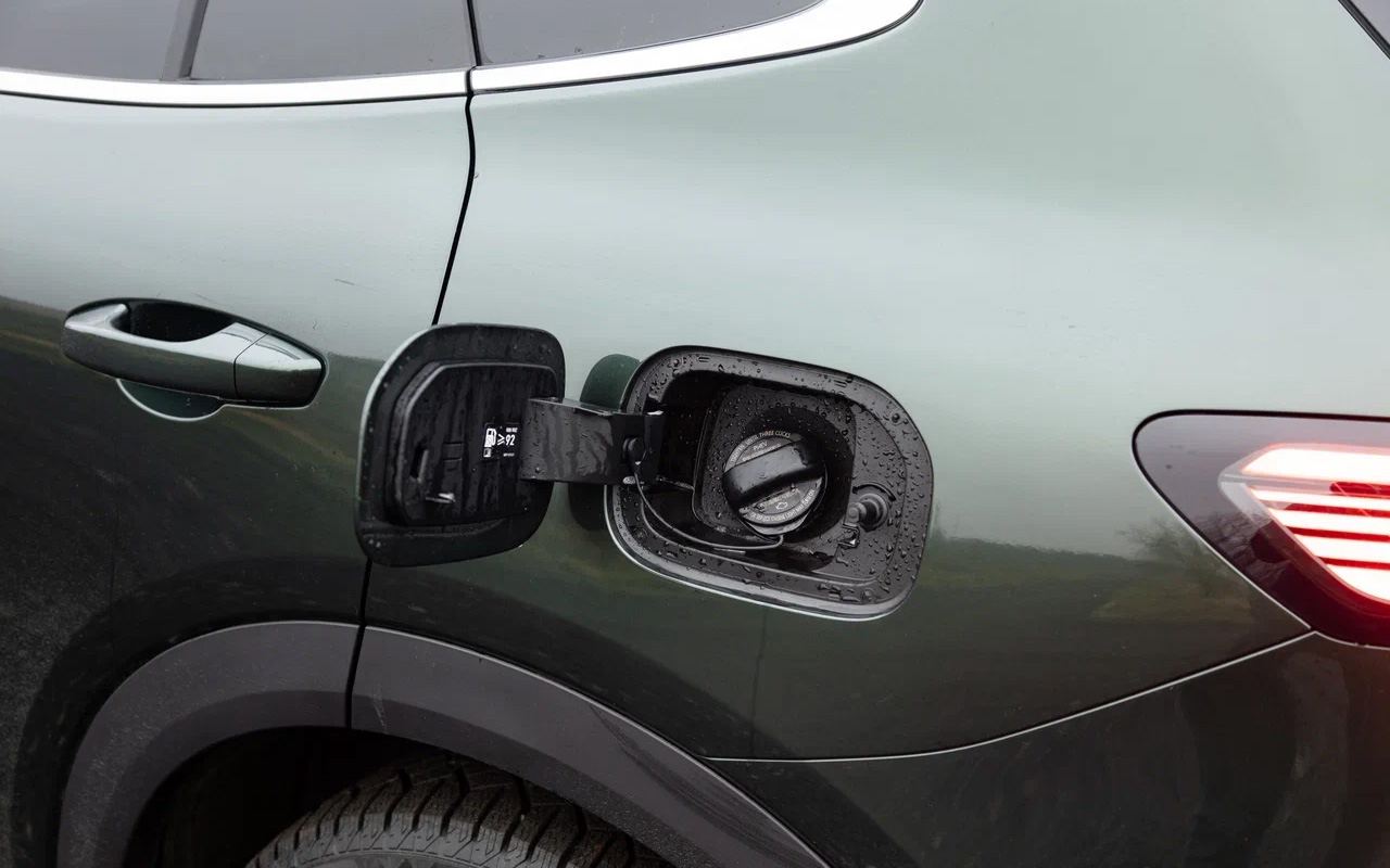 Geely EX5 EM-i можно заправлять бензином АИ-92, атмосферный мотор его переварит. Но лучше не экономить и заправляться 95-м 