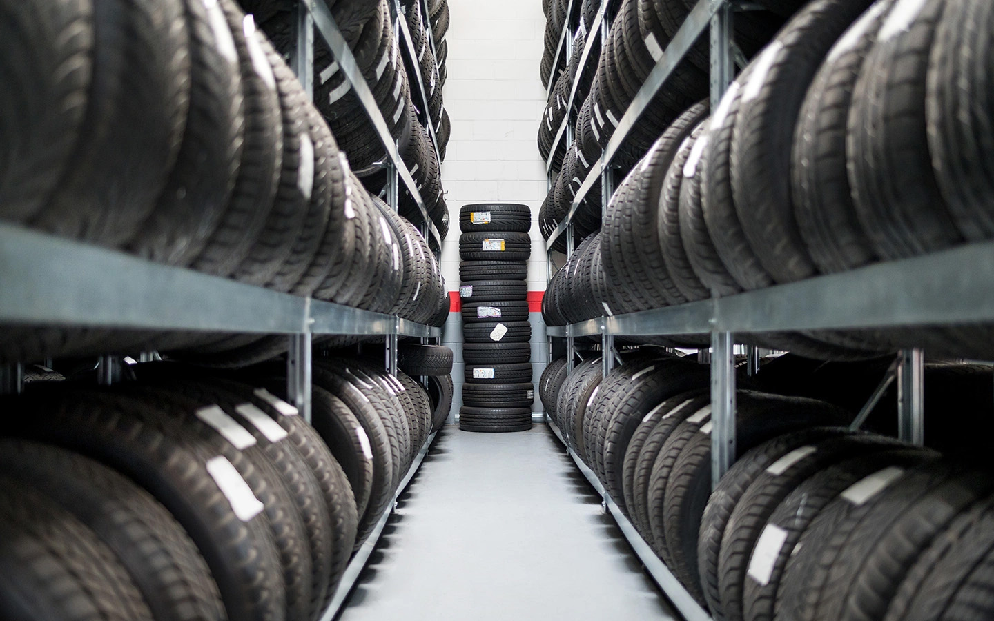 Если резина хранилась при правильных условиях (нет ультрафиолета, сухо, прохладно, без нагрузки), то покупка резины возрастом пять&mdash;семь лет абсолютно нормальна